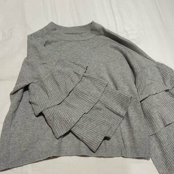 Who What Wear gray sweater with fun detailed flared sleeves size xl - Picture 4 of 5